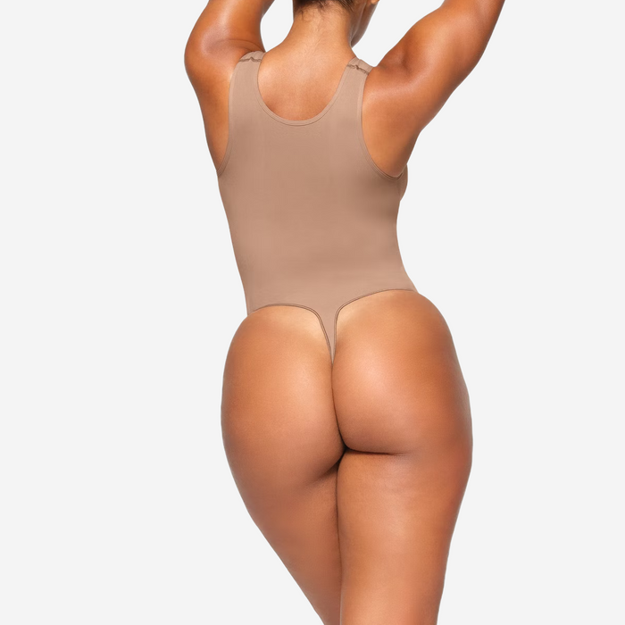 SKIMS SEAMLESS SCULPT SCOOP NECK THONG BODYSUIT SIENNA