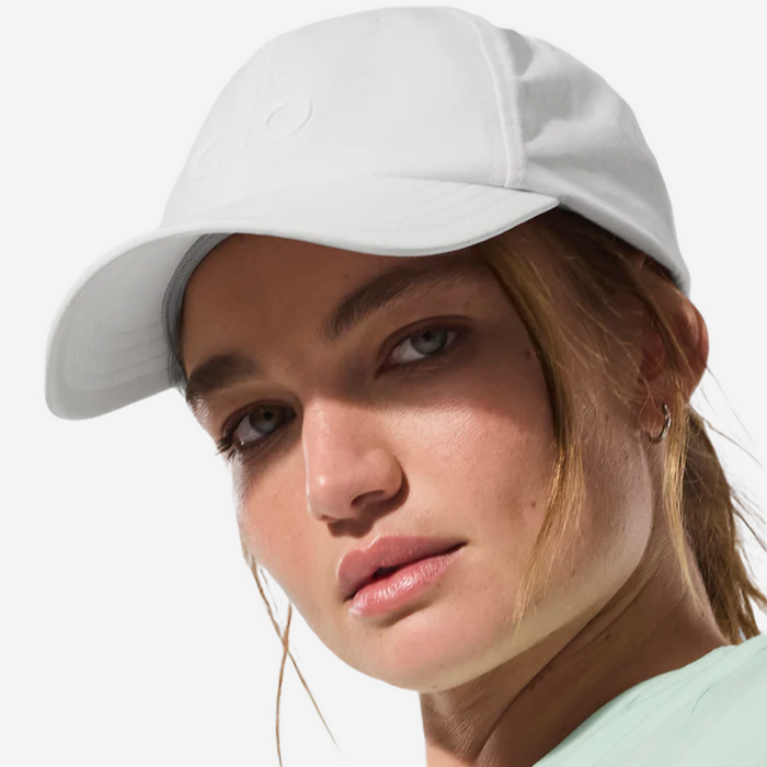 ALO YOGA PERFORMANCE OFF-DUTY CAP WHITE