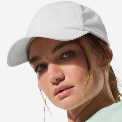 ALO YOGA PERFORMANCE OFF-DUTY CAP WHITE