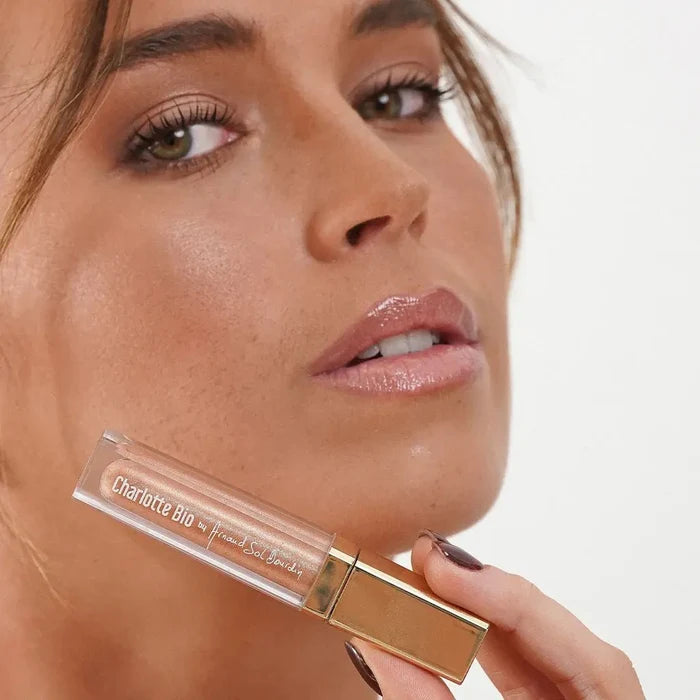 Application du lip glow bio Charlotte Bio, effet brillant sur les lèvres