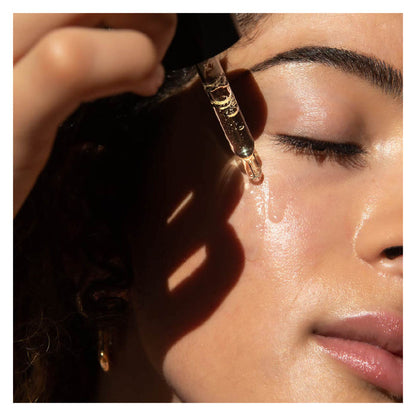 PersonUsing OMOrganics Pure+Calm InfusionRefiningFaceElixir