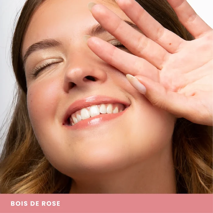 Lèvres maquillées au rouge à lèvres glossy bio Bois de Rose, gros plan – Charlotte Bio