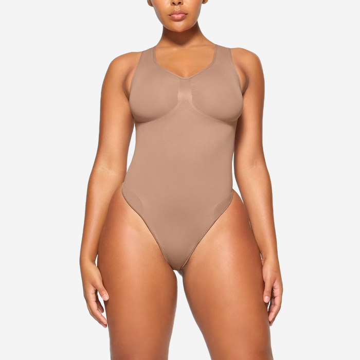SKIMS SEAMLESS SCULPT SCOOP NECK THONG BODYSUIT SIENNA