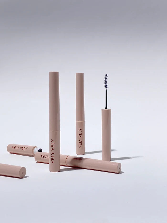 VELY VELY Super Slim Mascara in white background